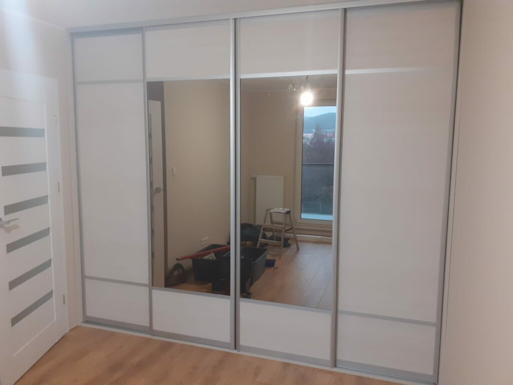 Szafa wnękowa z lustrzanymi drzwiami przesuwnymi