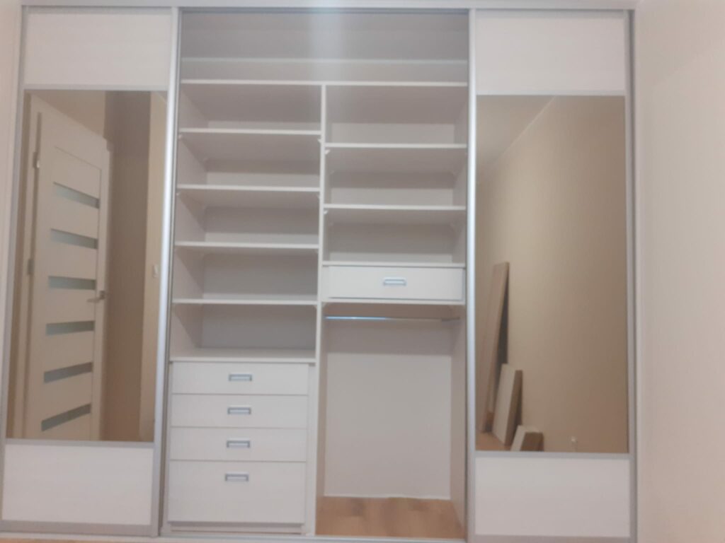 Szafa wnękowa z lustrzanymi drzwiami przesuwnymi