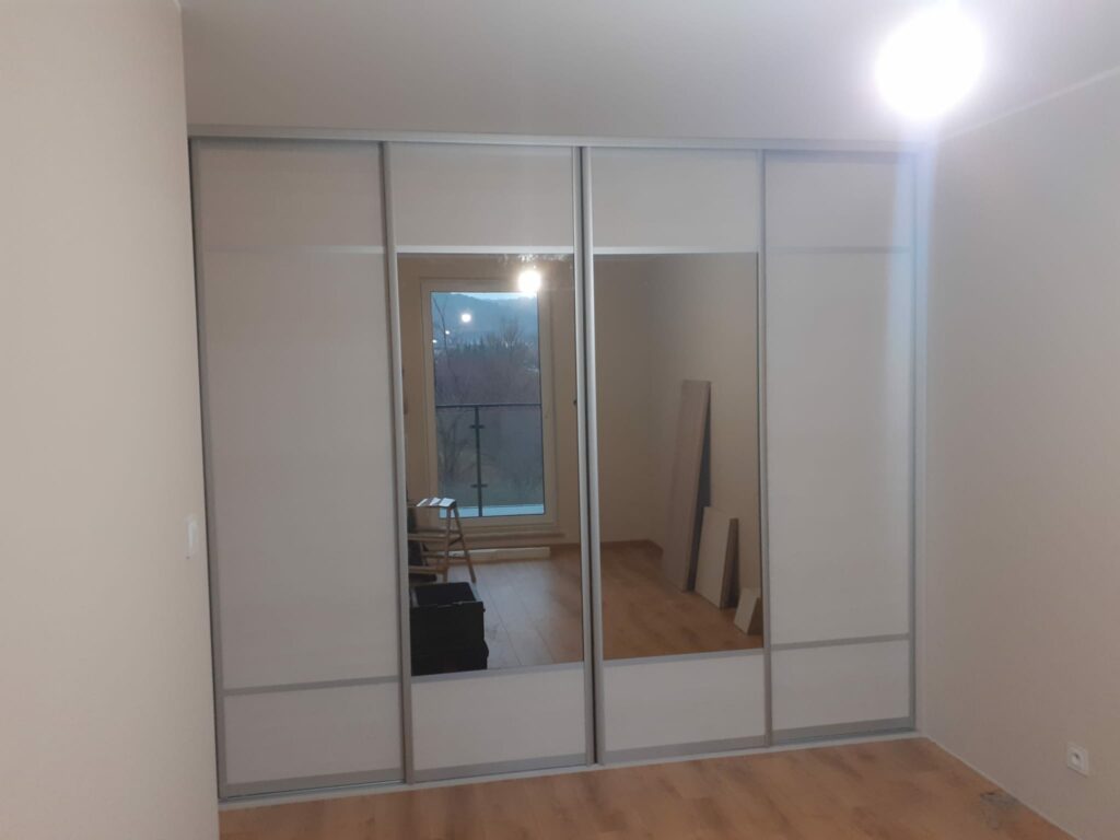 Szafa wnękowa z lustrzanymi drzwiami przesuwnymi