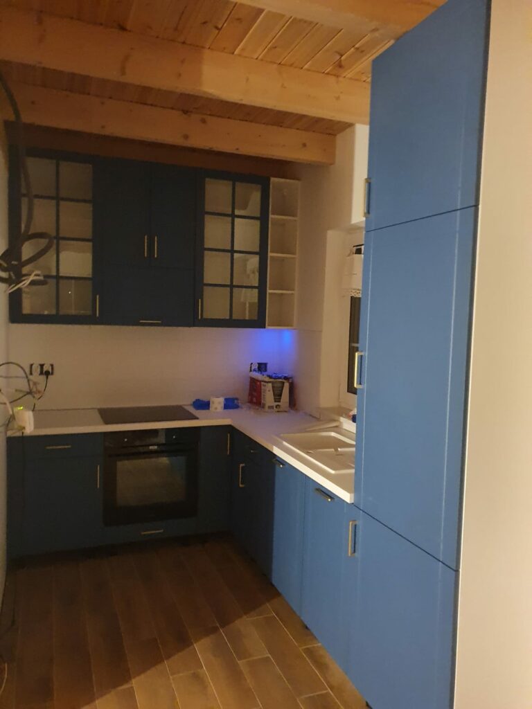 Kuchnia – nowoczesna zabudowa w granacie