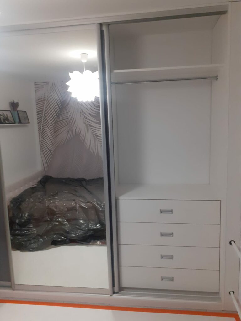 Szafa wnękowa z lustrzanymi drzwiami przesuwnymi